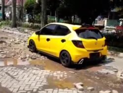 Jalan Rusak Tak Tersentuh, Kelurahan Karang Tengah Dinilai Abai