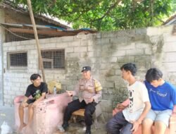 Bhabinkamtibmas Pulau Kelapa Jalin Silaturahmi dan Sampaikan Pesan Kamtibmas kepada Warga