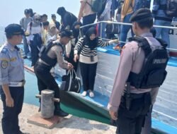 Polisi Humanis Polsek Kepulauan Seribu Utara Bantu Penumpang Turun dari Kapal dan Awasi Barang Bawaan