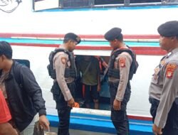 Polisi Baik Polsek Kepulauan Seribu Utara Bantu Penumpang Turun dari Kapal di Dermaga