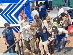 Polisi Humanis Bantu Lansia di Dermaga Pulau Seribu, Cegah Narkoba dan Miras Masuk