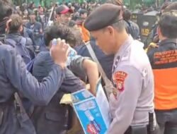 Polisi Bagikan Air Mineral kepada Massa Demo di Senayan