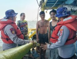 Polisi Baik Satpolairud Polres Kepulauan Seribu Sambangi Nelayan, Himbau Gunakan Life Jacket dan APAR
