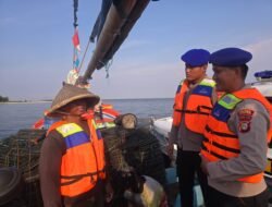Polisi Baik Satpolairud Polres Kepulauan Seribu Sambangi Nelayan, Ingatkan Keselamatan di Laut