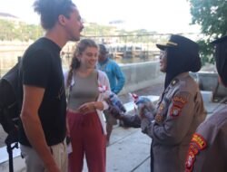 Polwan Polres Kepulauan Seribu Berbagi Snack untuk Penumpang di Dermaga Marina Ancol, HUT Polwan ke-77