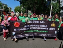 Bagikan Ribuan Mawar Untuk Anggota Polri dan TNI di Sekitar Monas, Komunitas Ojol Tidak Mau Terprovokasi