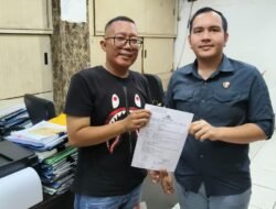 Polres Metro Jakarta Utara Fasilitasi Penyerahan Barang Hasil Penjarahan Kediamann Ahmad Sahroni kepada Keluarga