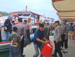 Polisi Humanis Polsek Kepulauan Seribu Utara Bantu Penumpang Turun Kapal, Pastikan Dermaga Aman dan Nyaman
