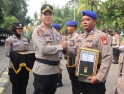 Kapolres Kepulauan Seribu Berikan Penghargaan kepada 5 Anggota Sat Polairud yang Lakukan Penyelamatan Dramatis