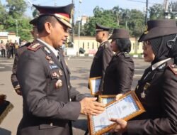 *12 Anggota Sat Lantas Polres Metro Depok Terima Penghargaan dari Polda Metro Jaya*
