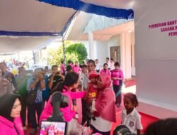 Ketua Umum Bhayangkari Salurkan 5.000 Paket Bansos, Gelar Bakti Kesehatan dan Religi di Ende, NTT