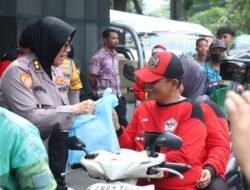 Jumat Peduli Polda Metro Jaya, Ojol Dapat Pesan Kamtibmas dari Polwan