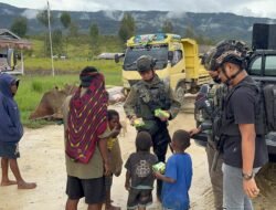 *Personel Satgas Ops Damai Cartenz Jalin Komunikasi Humanis Bersama Masyarakat Bibida, Paniai*