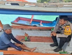 Bhabinkamtibmas Pulau Tidung Sosialisasikan Call Center 110 di Atas Kapal Nelayan, Ajak Warga Aktif Jaga Keamanan Laut