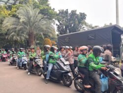 Polwan Polda Metro Jaya Ajak Ojol Tertib Lalu Lintas di Program Jum’at Peduli