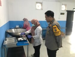 Sidokkes Polres Kepulauan Seribu Ambil Sampel Air dan Makanan di SPPG Polri Cipinang Muara untuk Uji Kelayakan Kesehatan