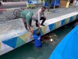 Sigap! Piket SPKT Polsek Kepulauan Seribu Utara Evakuasi ODGJ yang Ceburkan Diri ke Laut di Dermaga Pulau Kelapa