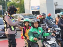 Kapolres Metro Bekasi Pimpin Yanmas Pagi, Bantu Penyeberangan & Bagikan Susu ke Pelajar di Jurong
