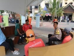 Dekat dengan Warga, Bhabinkamtibmas Pulau Kelapa Ajak Masyarakat Jaga Kamtibmas dan Peduli Lingkungan