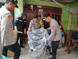 Bakti Kesehatan Polres Metro Bekasi: Kapolrestro Serahkan Kursi Roda untuk Warga Stroke di Cikarang Barat