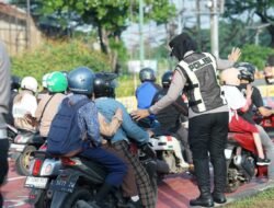 Kapolrestro Bekasi Turun Yanmas, Tertibkan Arus Pagi dan Bagikan Susu untuk Pelajar di TL Jurong