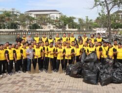 Polres Kepulauan Seribu Gelar “Jumat Peduli”, Bagikan 52 Paket Sembako untuk Nelayan dan Petugas Marina Ancol