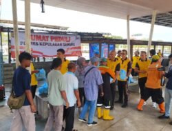 *Polres Kepulauan Seribu Aksi Nyata! Kapolres Pimpin Korve Bersihkan Laut dan Dermaga Marina Ancol*