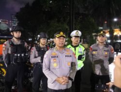 *Polda Metro Jaya Gelar Patroli Malam, Sapa Warga Hingga Ojol Beri Himbauan Kamtibmas*