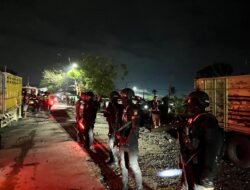 *Brimob Polda Metro Jaya Amankan Lokasi Kereta Anjlok di Kedung Waringin, Bekasi*