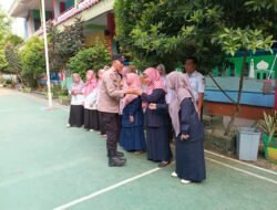 Bhabinkamtibmas Pulau Kelapa Jadi Pembina Upacara di SDN 02 Pagi, Tanamkan Nilai Kejujuran dan Disiplin kepada Siswa