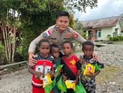 *Momen Harmonis Personel Satgas Ops Damai Cartenz Bersama Masyarakat dan Anak-Anak di Mimika*