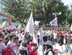 *Melayani Aksi Damai Guru, Brimob Polda Metro Jaya Tunjukkan Pendekatan Humanis*