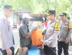 Kapolres Kepulauan Seribu Gelar “Jumat Peduli” di Pulau Harapan, Bagikan Sembako untuk Nelayan dan Pengemudi Bentor