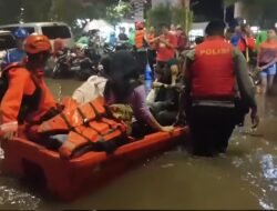 *Tim SAR Brimob Polda Metro Jaya Evakuasi dan Berikan Bantuan Pelayanan Kepada Warga Di lokasi Banjir