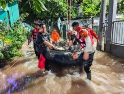 Brimob Polda Metro Jaya Laksanakan Patroli SAR Antisipasi Banjir dan Bantu Evakuasi Warga di Pondok Aren