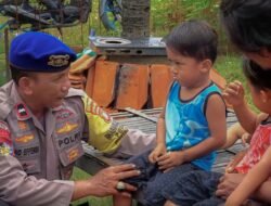 Bhabinkamtibmas Polair Evakuasi Balita Sakit Hernia di Muara Gembong, Dioperasi di RS Polri