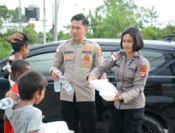 Satgas Ops Damai Cartenz Tanamkan Nilai Kepedulian Lewat Aksi Berbagi di Jalanan Timika