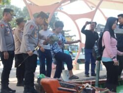 Kapolres Kepulauan Seribu Bantu Wisatawan Naik Kapal Kayu, Tunjukkan Keteladanan dan Kepedulian di Pulau Tidung