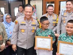 *Kapolda Metro Jaya Apresiasi Kejujuran Siswa SD di Cipayung*