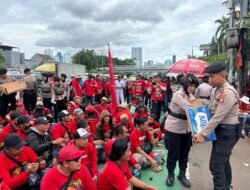 *Gelar Aksi Simpatik, Polisi Bagikan Roti dan Air Mineral ke Massa Aksi di DPR*