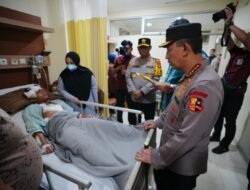 *Kapolri Listyo Sigit Kunjungi Korban Ledakan SMAN 72 di RSI Cempaka Putih