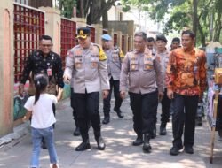 Hangat dan Bersahaja, Kapolres Kepulauan Seribu Disapa Anak-Anak Pulau Saat Kunjungan Kerja di Pulau Kelapa