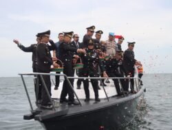 Mengenang di Tengah Laut: Polres Kepulauan Seribu Tabur Bunga di Perairan untuk Hormati Jasa Pahlawan
