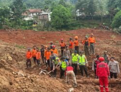 *Polri Kerahkan 155 Personel, 4 Anjing Pelacak, dan Perkuat Operasi SAR Longsor Cibeunying 21 Warga Tertimbun*