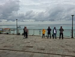 Kapolsek Kepulauan Seribu Selatan Turun Tangan di “Jumat Bersih”: Kolaborasi 3 Pilar Rawat Lingkungan Pulau Tidung