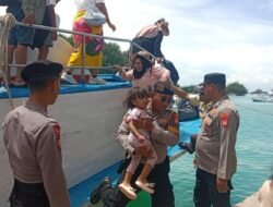 Polisi Bantu Turunkan Penumpang Kecil dari Kapal di Pulau Kelapa, Kapolres: Ini Bentuk Kehadiran Kami untuk Warga