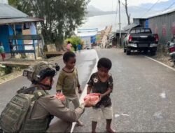 Rayakan HUT Brimob ke-80, Satgas Tindak Sektor Paniai Gelar Bakti Sosial Berbagi Paket Makanan untuk Warga Paniai