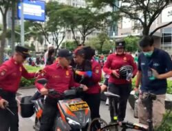 *Personel Ditpamobvit Polda Metro Jaya Sigap Bantu Warga Alami Gangguan Kesehatan saat CFD di FX Sudirman*