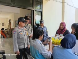 Pembagian Pangan Murah di Pulau Untung Jawa Berjalan Lancar, Bhabinkamtibmas Kawal Distribusi untuk 153 Warga