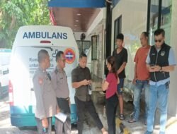 Polisi Sigap Berikan Pertolongan kepada Anak Kecil yang Terserempet Kereta di Pademangan